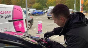 Can you really fix a windscreen in the rain? image